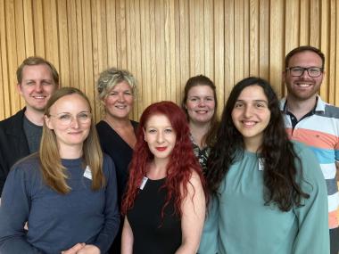 Das FrIntA-Team lädt alle Menschen ein, die Sorge haben, dass einzelne ihrer Lebensbereiche von Alkohol beeinflusst werden könnten: Chefarzt Arne Lueg, Oberärztin Julia Schuster, Sozialpädagogin und Suchttherapeutin Monika Münzberg, Psychologin Slavyana Boceva, Psychologin Christine Stückemann und die Assistenzärztin Ilkay Sieradzan sowie Assistenzarzt  Alksandar Stevic (v.l.)<br>Foto: LWL/Herstell