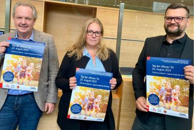 Lädt ein zum Tag der offenen Tür - die Betriebsleitung der LWL-Klinik Marl-Sinsen: (v.l.) der Ärztliche Direktor Dr. Claus Rüdiger Haas, Pflegedirektorin Kristin Assmann und der Kaufmännische Direktor Dr. Daniel Napieralski-Rahn.<br>Bild: LWL/Hekel