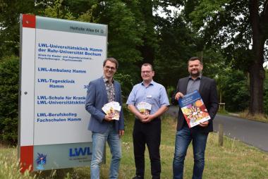 Mit Flyern und Plakaten wirbt die Betriebsleitung der Uniklinik in Hamm für den "Tag der offenen Tür": (v.l.) Prof. Dr. Dr. Martin Holtmann, Ärztlicher Direktor, Ralf Quade, Stellvertretender Pflegedirektor und Dr. Daniel Napieralski-Rahn, Kaufmännischer Direktor.<br>Foto: LWL/ Suilmann 