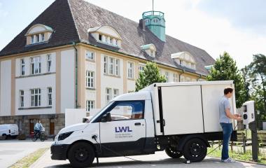 Direkt hinter dem Ambulanzzentrum stehen die E-Ladesäulen bereit.<br>Foto: LWL