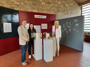 Prof. Dr. Michael Rind, Direktor der LWL-Archäologie für Westfalen, Anne Karl, Kuratorin der Sonderausstellung und Wissenschaftliche Volontärin sowie Dr. Barbara Rüschoff-Parzinger, Kulturdezernentin des LWL in der neuen Sonderausstellung "Verflixt und Zugenäht!" im LWL-Museum in der Kaiserpfalz (v.l.n.r.).<br>Foto: LWL/Kühlborn