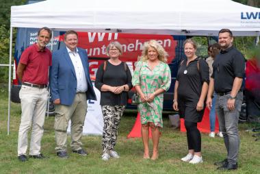 Freuten sich über ein gelungenes Fest: Dr. Michele Cagnoli (stellv. Ärztlicher Direktor), Andreas Stegemann (Bürgermeister der Stadt Haltern), Gertrud Welper (Erste Stellvertretende Vorsitzende der Landschaftsversammlung Westfalen-Lippe), Petra Kläsener (Stellvertretende Bürgermeisterin der Stadt Marl), Kristin Assmann (Pflegedirektorin der LWL-Klinik Marl-Sinsen) und Dr. Daniel Napieralski-Rahn (Kaufmännischer Direktor der LWL-Klinik Marl-Sinsen).<br>Foto: LWL