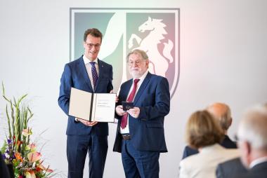 Ministerpräsident Hendrik Wüst und Dieter Gebhard (v.l.) bei der Verleihung in Düsseldorf.<br>Foto: Land NRW/Mark Hermenau
