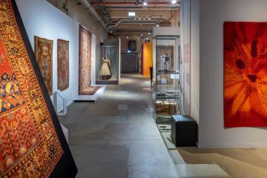 In die Ausstellung "Der ewige Teppich" geht es bei der nächsten Familienführung am Sonntag (27.8.) im Textilwerk.<br>Foto: LWL/ Harms