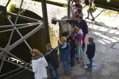 Ganz schön tief: In fünf Schächten unter dem sichtbaren Hebewerk liegen die Schwimmer, die für den nötigen Auftrieb sorgen.<br>Foto: LWL