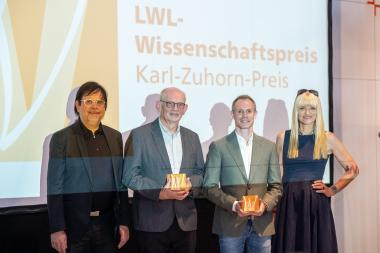 Der Vorsitzende des LWL-Kulturausschusses Michael Pavlicic und die Kulturdezernentin Dr. Barbara Rüschoff-Parzinger mit den Preisträgern Dr. Mathias Austermann (2.v.l.) und Dr. Jona Schröder (3.v.l.).<br>Foto: Stefan Kuhn