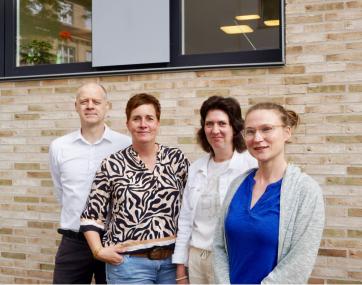 Prof. Dr. Markus Burgmer, Anke Wennemann, Nicole Hölscher und Dr. Eva Hüttich (v.l.) vor dem Gebäude der LWL-Tagesklinik für Psychosomatische Medizin und Psychotherapie an der Zumsandestraße in Münster.<br>Foto: LWL/Ralph Luetke-Lengerich