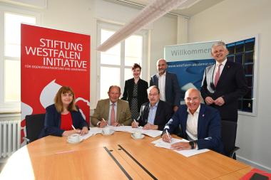 Stephanie Krause (Vorsitzende der lagfa NRW), Dr. Hans Moormann (Vorstandsvorsitzender der Stiftung Westfalen-Initiative), Thomas Gemke (Präsident des LWV) und Dr. Georg Lunemann (Vorsitzender des WHB und Direktor des LWL) (erste Reihe v. l.) sowie Dr. Silke Eilers (WHB-Geschäftsführerin), Christian Schmidt (LWV-Geschäftsführer) und Christoph Dammermann (Geschäftsführer der Stiftung Westfalen-Initiative) (zweite Reihe v. l.).<br>Foto: Stiftung Westfalen-Initiative