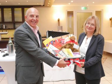 Dr. Georg Lunemann, der Direktor des LWL, gratuliert Betriebsleitung Almut Wiemers zum Jubiläum des Jugendheims.<br>Foto: LWL/Hoffmann