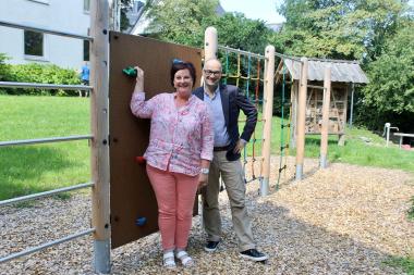 Freuen sich über den neuen Spielplatz: Anne Rabeneck, Pflegedienstleitung KJP und stellv. Pflegedirektorin und PD Dr. med. Robert Waltereit, Ärztlicher Direktor des LWL-Klinikums Marsberg.<br>Foto: LWL