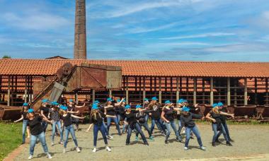 Vor dem alten Eimerkettenbagger vereinen sich im Tanz Gesten der Arbeit mit modernen Moves.<br>Foto: LWL/Ullrich