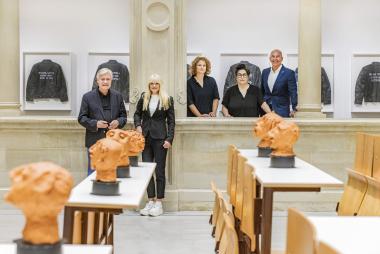 v.l.n.r.: Museumsdirektor Dr. Hermann Arnhold, LWL-Kulturdezernentin Dr. Barbara Rüschoff-Parzinger, die Kuratorin für Gegenwartskunst Dr. Marianne Wagner, die Künstlerin Esra Ersen und der Direktor des Landschaftsverbandes Westfalen-Lippe (LWL) freuen sich auf die Ausstellung "Esra Ersen. A Possible History" (1.9.23 - 10-3-23).<br>Foto: LWL/Hanna Neander