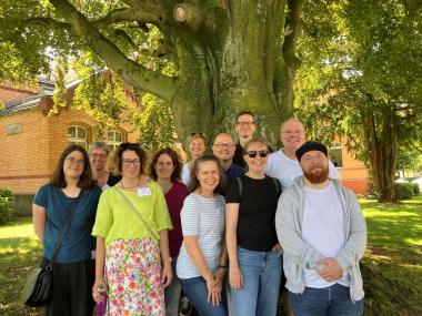 Die Pfarrerinnen und Pfarrer mit ihrer Gastgeberin Anke Thimm (hinten 2. v. l.) bei einem Spaziergang durch das große Klinikgelände.<br>Foto: LWL/Herstell