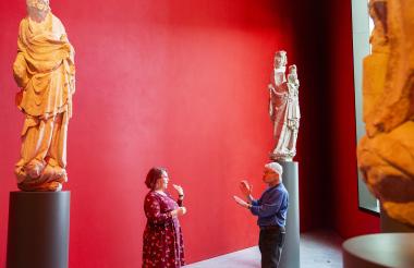 Die Highlight-Tour im LWL-Museum für Kunst und Kultur wird simultan in Deutsche Gebärdensprache übersetzt.<br>Foto: LWL/Neander