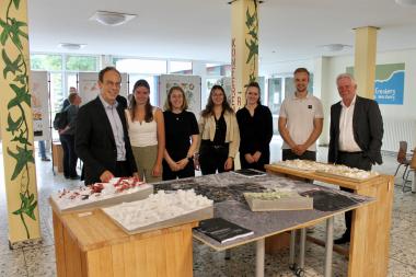 Stellten die Zukunftsideen für Marsberg vor: (v.l.) Jan Hendrik Unger, Kaufmännischer Direktor der LWL-Einrichtungen Marsberg, Julia Bussen, Finja Volmari, Tessa Disse, Maren Müller, Lukas Vössing und Bürgermeister Thomas Schröder.<br>Foto: LWL/Hollwedel