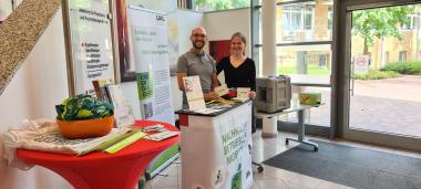 Mit der Aktion des LWL-Mobilitätsmanagements überreichten Felix Sewald und Maria Terpelle-Winkelhüsener an die LWL-Mitarbeitenden in Rheine kleine Geschenke für klimafreundliche Mobilität.<br>Foto: LWL/Jutta Westerkamp