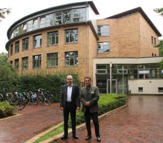 Dr. Frank Röhr (l.) ist neuer Chefarzt der Abteilung für Psychiatrie und Psychotherapie Rheine, eine Abteilung der LWL-Klinik Lengerich mit dem Ärztlichen Direktor Dr. Christos Chrysanthou (r.).<br>Foto: LWL/Westerkamp