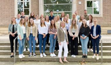 Birgit Neyer (vorne Mitte), Erste Landesrätin und Kämmerin des LWL, begrüßte die Nachwuchskräfte in Münster.<br>Foto: LWL