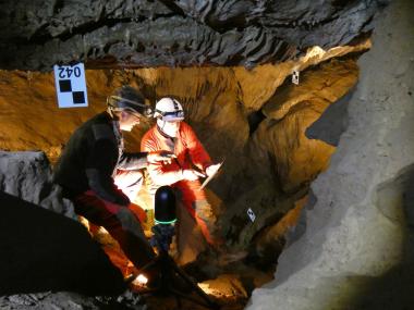 Froscher der Speläogruppe Sauerland e.V. vermessen das Felsenmeer.<br>Foto: SGS/W- Hänisch