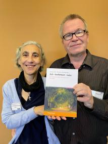 Prof. Dr. Georg Juckel und Dr. Paraskevi Mavrogiorgou haben gemeinsam das Buch "Zeit, Endlichkeit und Liebe. Das subjektive Erleben bei psychischen Störungen" verfasst. Beide sind am LWL-Universitätsklinikum Bochum tätig.<br>Bild: LWL/Sommer