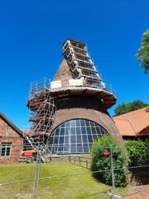 Der Tafelturm der Glashütte Gernheim während der aktuellen Sanierungsarbeiten.<br>Foto: LWL