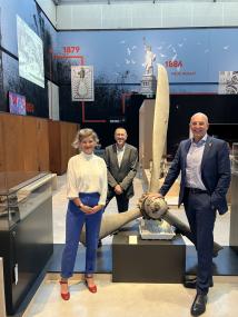 v.l.: LWL-Museumsleiterin Dr. Doreen Mölders, LWL-Chefarchäologe Prof. Dr. Michael Rind und der Direktor des LWL Dr. Georg Lunemann bei der Sonderausstellung: "Modern Times. Archäologische Funde der Moderne und ihre Geschichten".<br>Foto: LWL