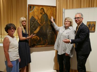 Verbindendes Element: Ausstellungskuratorin Frau Dr. Fabritius, LWL-Kulturdezernentin Dr. Barbara Rüschoff-Parzinger,  die ukrainische Historikerin Iryna Kostrub und Museumsdirektor Dr. Ingo Grabowsky (v.l.) präsentierten am Donnerstag, 07.09., die älteste Ikone "Johannes der Täufer" aus der Ausstellung "Faszination Kiew. Ikonen, Mönche, Heilige". Die Schau ist vom 10.09.2023 bis zum 07.01.2024 im Kloster Dalheim zu sehen.<br>Foto: LWL/Jana Klünder