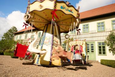Ein Karussell gehört zum Angebot des Familienfestes der Glashütte Gernheim.<br>Foto: LWL/Hübbe 