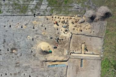 Auf dem mehrperiodigen Fundplatz in Gronau-Markenfort finden Führungen über die Ausgrabungsfläche statt.<br>Foto: LWL-AfW/M. Esmyol