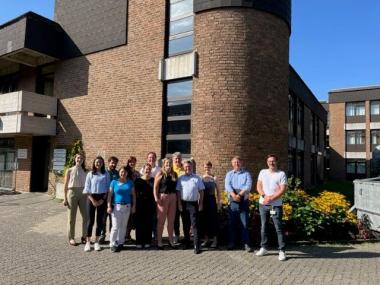 Im Curamenta-Team der LWL-Klinik Hemer sind viele Berufsgruppen vertreten: Aus der Ärzteschaft, der Pflege, dem Projektmanagement und vielen anderen. Der Ärztliche Direktor, Dr. Patrick Debbelt (vorne/Mitte); Stefanie Brückner, Sachbereichsleitung Digitalisierung und IT im LWL (Mitte), und Kai Schröder, der Pflegedirektor der LWL-Klinik Hemer (2. V. r.) sind stolz auf das Voranschreiten des Curamenta-Projekts.<br>Foto: LWL