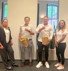 Zur bestanden Prüfung gab es Blumen von der Pflegedirektorin: (v.l.) Kristin Assmann Pflegedirektorin der LWL-Klinik Marl-Sinsen, Raphael Eilers, Sebastian Klar und Bereichsleiterin, sowie Ausbildungskoordinatorin Lara Dahlke. Auf dem Bild fehlt Lena Maschmeier.<br>Foto: LWL