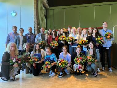 Die frisch gebackenen Fachkrankenpfleger und -pflegerinnen nach der feierlichen Übergabe der Zeugnisse in der LWL-Klinik Hemer/Hans-Prinzhorn-Klinik.<br>Foto: LWL/Herstell