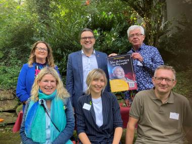 Ein Teil des Vorbereitungsteams des Welt-Alzheimertages. Sitzend: Chefärztin Elke Koling, Psychologin Linda Bukmakowski (hielt einen Vortrag über Demenz-Testungen), Sozialarbeiter Lorenz Schneider. Stehend:  Case-Managerin Melanie Schlüter, Bürgermeister Michael Jointhe, Chefarzt Volker Wippermann.<br>Foto: LWL/Herstell
