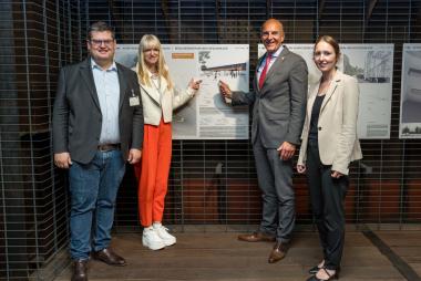 v.l.: LWL-Baudezernent Urs Frigger, LWL-Kulturdezernentin Dr. Barbara-Rüschoff-Parzinger, der Direktor des LWL Dr. Georg Lunemann und Dezernentin für Stadtentwicklung in Waltrop Jeanette Sebrantke  vor dem Siegerentwurf.<br>Foto: LWL