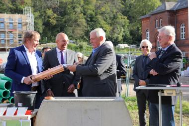 Feierliche Grundsteinlegung für den zweiten Bauabschnitt der LWL-Klinik Lengerich: Sie befüllen die Kapsel mit Erinnerungsstücken: (v.l.) Architekt Helmut Gesmann vom LWL-Bau- und Liegenschaftsbetrieb, der Direktor des LWL, Dr. Georg Lunemann, NRW-Gesundheitsminister Karl-Josef Laumann, LWL-Krankenhausdezernent Prof. Dr. Meinolf Noeker und der Vorsitzende der LWL-Landschaftsversammlung, Klaus Baumann.<br>Bild: LWL/Westerkamp