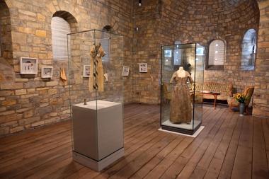 Die aktuelle Sonderausstellung "Verflixt und zugenäht! Textilien vom Kamp" gibt einen Einblick in das Leben der Paderborner Handelsschicht.<br>Foto: LWL/A. Karl