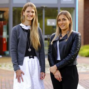 Koordinieren die Angehörigenreihe der LWL-Klinik Herten: Linda Ueckeroth (links) und Loredana Gomez Rhein.<br>Foto: LWL/Wäsche