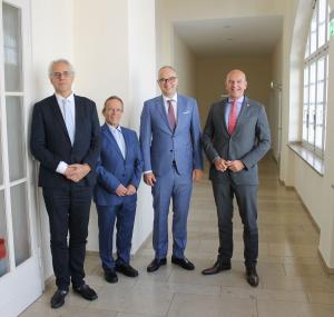 Abschied für Dr. Falk Burchard (v.l.): LWL-Krankenhausdezernent Prof. Dr. Meinolf Noeker, Dr.  Falk Burchard, PD Dr. Robert Waltereit und LWL-Direktor Dr. Georg Lunenmann. Bild: LWL/Hollwedel