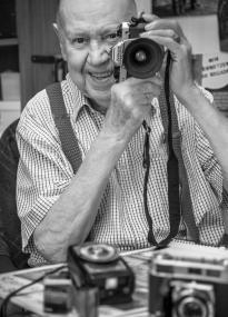 Helmut Orwat im Porträt mit vertrauter Fototechnik, 2022.<br>Foto: LWL / Sagurna