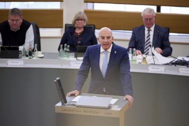 Der Direktor des LWL, Dr. Georg Lunemann, spricht über den Haushaltsentwurf 2024 in der LWL-Landschaftsversammlung.<br>Foto: LWL/Urban