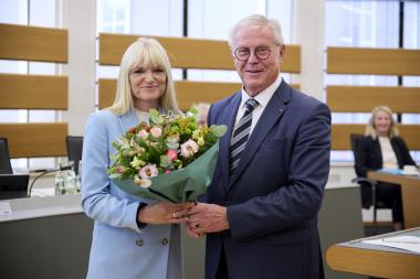 Klaus Baumann (Vorsitzender der LWL-Landschaftsversammlung) gratuliert der wiedergewählten Kulturdezernentin Dr. Barbara Rüschoff-Parzinger <br>Foto: LWL/Urban