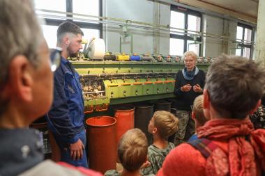 Restauratoren des Museums führen die Spinnmaschinen vor und teilen ihr Fachwissen mit den Besucherinnen und Besuchern.<br>Foto: LWL / Betz