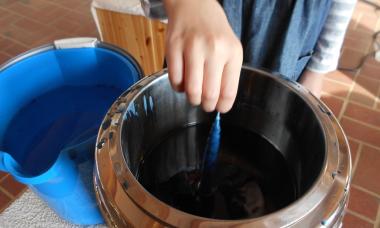 Kerzenziehen hat einen eigenen, gemütlichen Rhythmus.<br>Foto: LWL