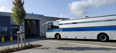 Zwei gesicherte Gefängnisbusse der Justizvollzugsanstalt Hamm transportierten die ersten Patienten in die neue Forensik in Hörstel.<br>Bild: LWL