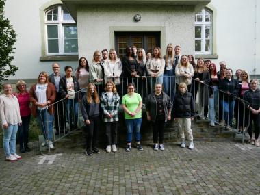 Etwas aufgeregt, aber vor allem mit viel Vorfreude haben 24 angehende Pflegefachfrauen und -männer ihre Ausbildung an der LWL-Akademie Lippstadt begonnen.<br>Foto: LWL/Bettels