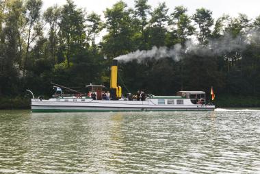 Das Dampfschiff "Nixe" unterwegs auf dem Dortmund-Ems-Kanal.<br>Foto: LWL/Hudemann