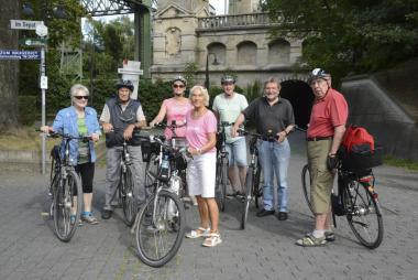 Herbert Niewerth (2. v. r.) mit einer Radlergruppe am Schiffshebewerk.<br>Foto: LWL/Hudemann