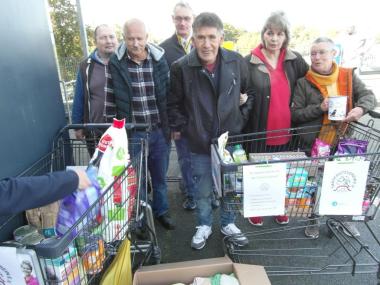 Die stolze Projektgruppe "Tier- um Umweltschutz" vor den prall gefüllten Spendenwagen.<br>Bild: LWL-Wohnverbund Warstein