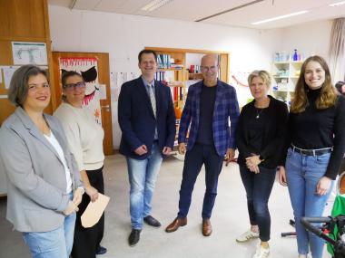 Freuen sich über das inklusive Ferienangebot: Margrit Herrmann (v.l.), Petra Micke (beide Bielefelder Familien für Inklusion e.V.), Christian Reß (Leiter LWL-Schulverwaltung Bielefeld), Ingo Nürnberger (Sozialdezernent Stadt Bielefeld), Christine Hammer (Schulleitung LWL-Albatros-Schule) und Verena Bisping (AWO Kreisverband Bielefeld e.V.).<br>Foto: LWL