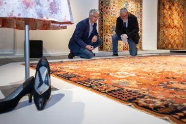 Kurator Martin Schmidt (r.) begleitet die Gäste durch die Ausstellung "Der ewige Teppich".<br>Foto: LWL/Betz